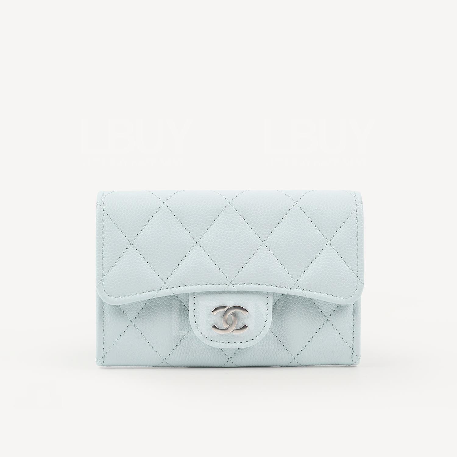 Chanel 經典款細號垂蓋卡片套 淺藍色配銀色CC Logo AP0214