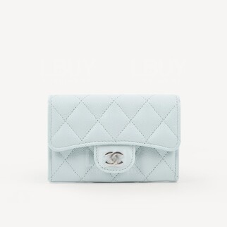 Chanel 經典款細號垂蓋卡片套 淺藍色配銀色CC Logo AP0214