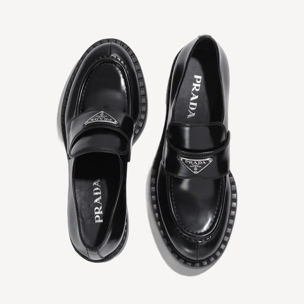 Prada Chocolate Loafers 銀色三角形標誌拋光黑色皮鞋 1D246M